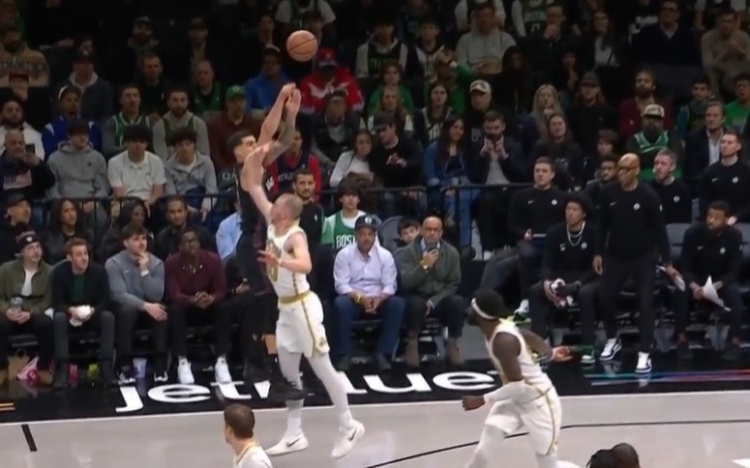 这球没得争辩!小波特干拔三分踢腿绊倒豪泽被吹进攻犯规